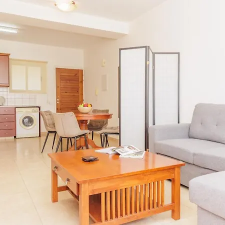 Walnut 1bed With Shared Pool Апартаменты Пафос