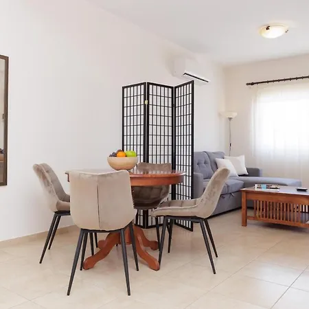 Апартаменты Walnut 1bed With Shared Pool Пафос