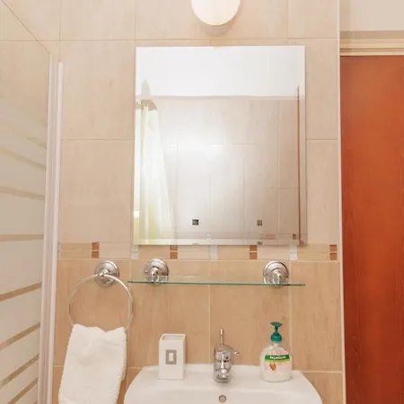 Walnut 1bed With Shared Pool Апартаменты Пафос