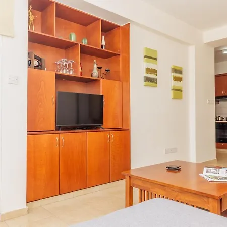 Walnut 1bed With Shared Pool Пафос